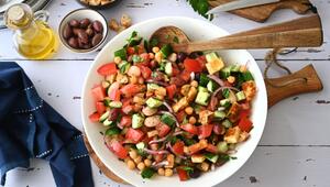Griechischer Salat mit Halloumi und Pita