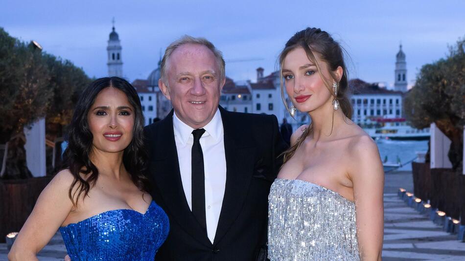 Salma Hayek posiert mit ihrem Ehemann François-Henri Pinault und ihrer Stieftochter Mathilde (re ...