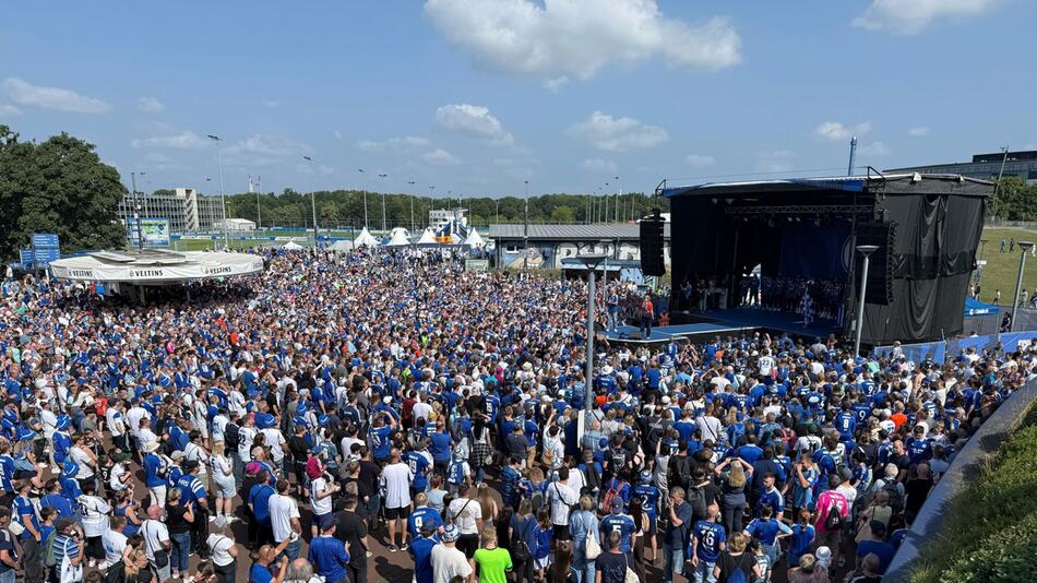 Fussball: 2. Bundesliga, Saisoneröffnung FC Schalke 04