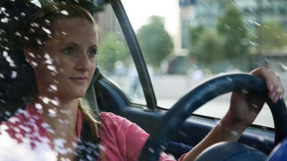 Junge Frau beim Autofahren