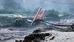 Dörfer zerstört: Sturzflut in Indonesien reisst Häuser und Brücken mit sich