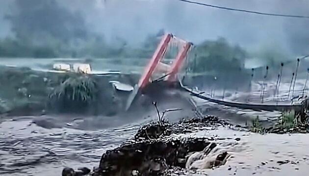 Dörfer zerstört: Sturzflut in Indonesien reisst Häuser und Brücken mit sich