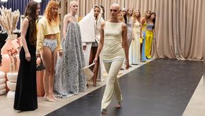 Anika beim Catwalk-Training backstage kurz vor der Fashionshow. Viele Kandidatinnen waren ...