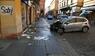 Auto fährt in Modena in Menschenmenge