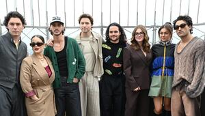 Vor dem Start von "Off Campus" im Mai posierten die Stars der ersten Staffel einträchtig auf dem ...