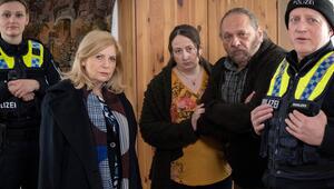 "Die Kanzlei: Verfolgt": Isa von Brede (Sabine Postel) bei Familie Bielski.