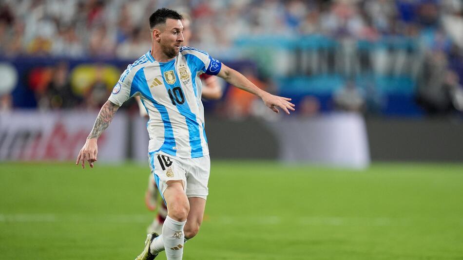 Lionel Messi dribbelt mit dem Ball