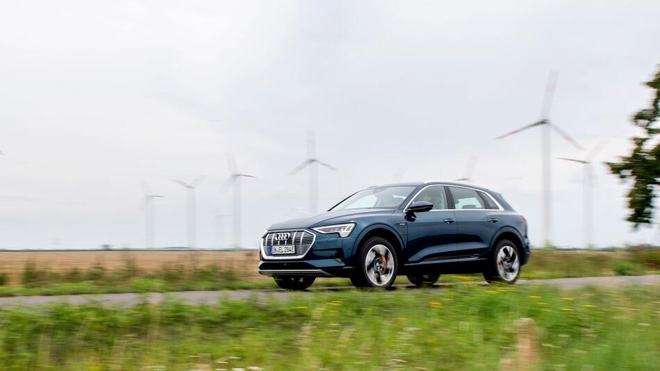 Ein E-Auto fährt auf einer Landstrasse