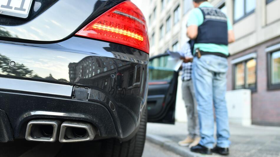 Polizeikontrolle von Auto-Posern