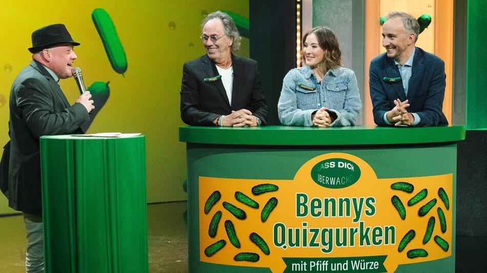 "Lass dich überwachen!" mit (v.l.): Kandidat Benny, Hugo Egon Balder, Jeannine Michaelsen und ...
