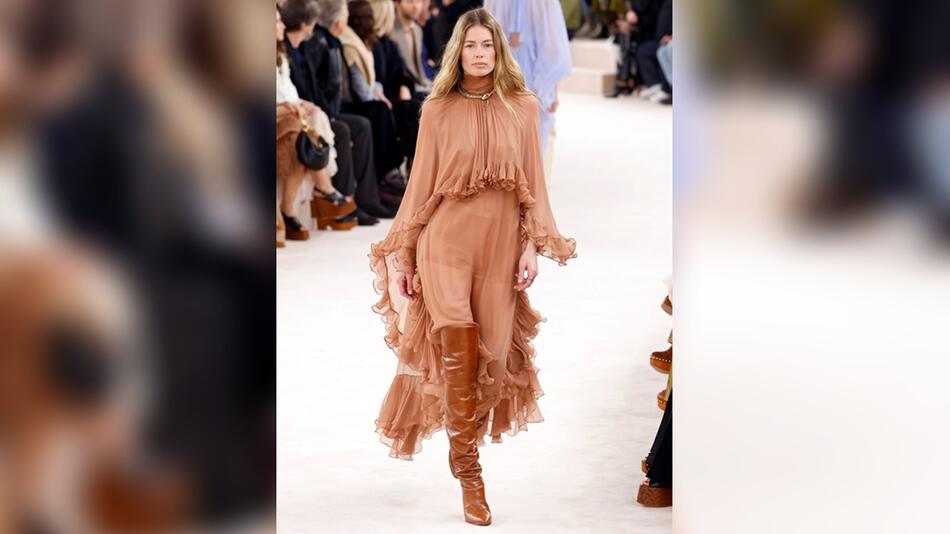 Model Doutzen Kroes bei der Chloe-Fashion-Show für Herbst und Winter 2024 in einem monochromen ...