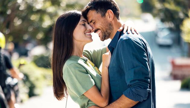 Ein Paar umarmt sich in der Öffentlichkeit.