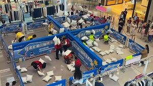 Stress weg: Chaotische Kissenschlacht begeistert Massen in China