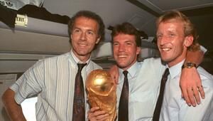 Franz Beckenbauer (l), Lothar Matthäus und Andreas Brehme (r)