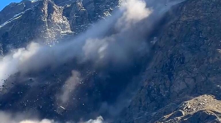 Gewaltiger Felssturz: Riesige Brocken donnern in Südtirol zu Tal