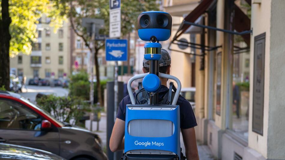 Mann mit Google-Maps-Rucksack