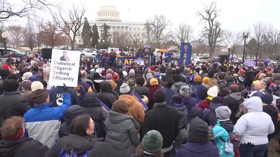 Behördenmitarbeiter protestieren gegen Sparpläne von Trump