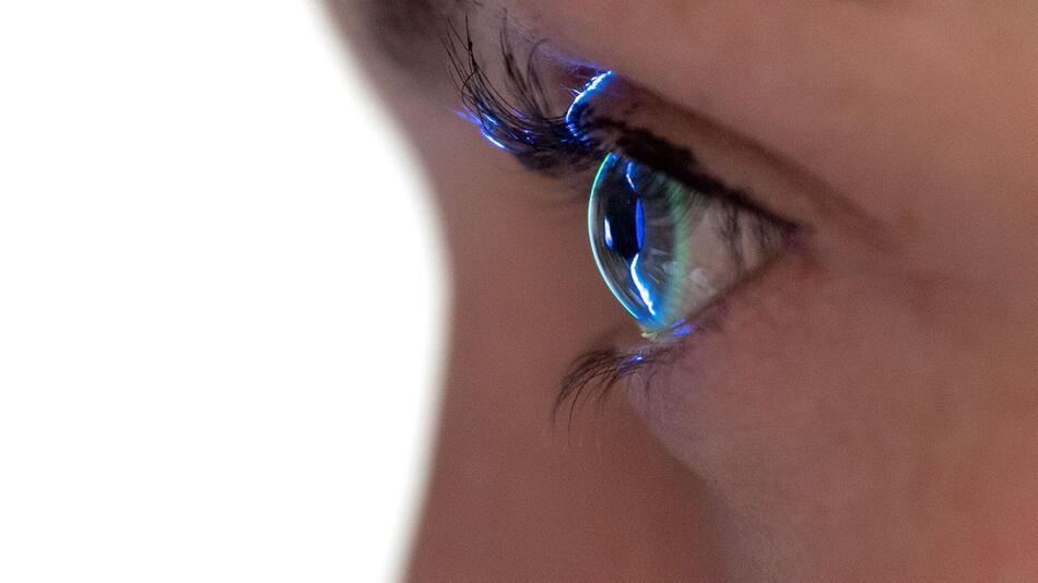 Das Auge einer Patientin beim Augenarzt