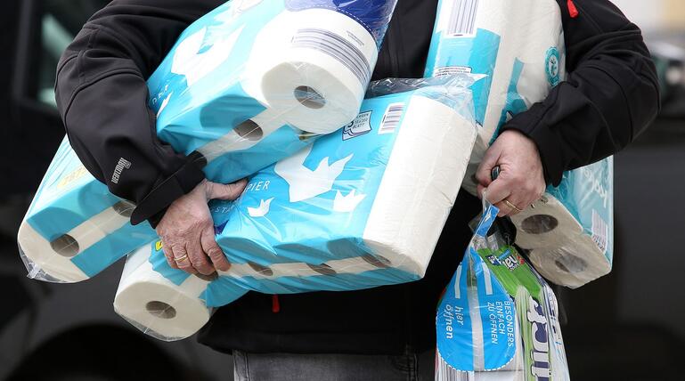 Toilettenpapier und Küchenrollen