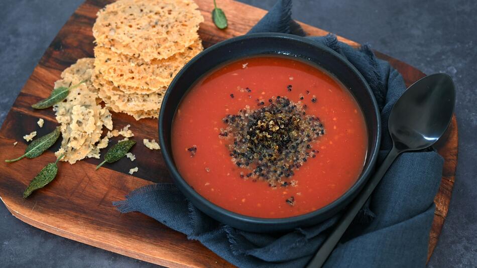 Tomatensuppe mit Quinoa und Parmesanchips