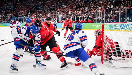 Die USA und Kanada duellieren sich im Eishockey-Finale.