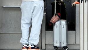 Ein Passagier in Jogginghose steht bei der Gepäckabgabe