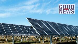 Mehrere Reihen von Solarpanelen auf einem Feld unter blauem Himmel, rechts oben der Schriftzug ...