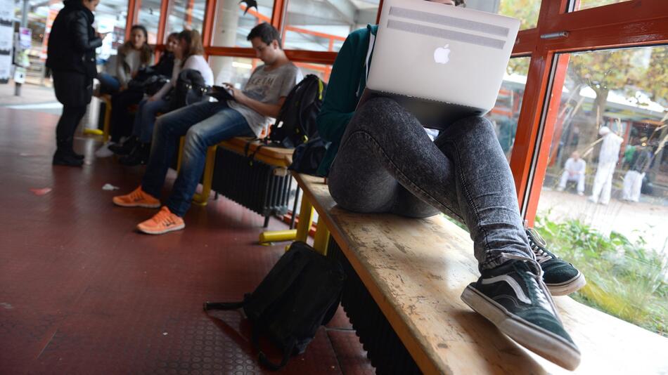 Studentin arbeitet am Notebook