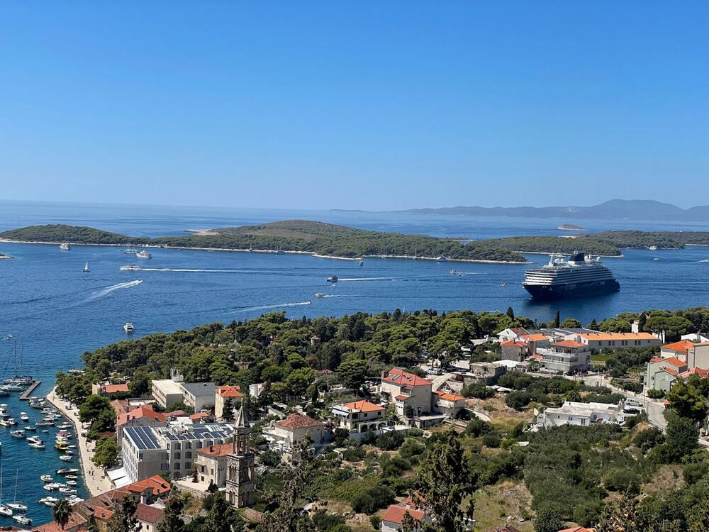 Blick von Hvar auf das Kreuzfahrtschiff "Explora I"