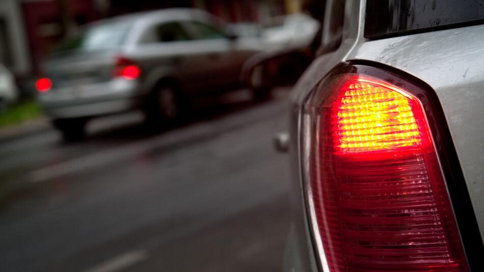 Bremslicht leuchtet an einem Auto