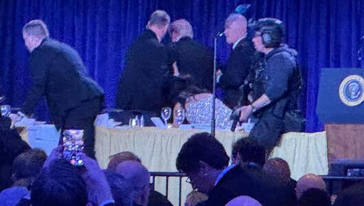Secret Service Agenten reagieren während des Gala-Dinners