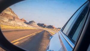 Blick auf die Painted Desert in Arizona durch einen Seitenspiegel