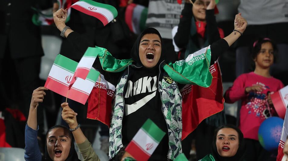 Iranische Frauen dürfen ins Fussballstadion