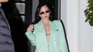 Lady Gaga zeigte sich in Paris mit schwarzen Haaren.