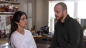 "Unter uns": Tobias (r.) und Esma sind ernüchtert, als ihre Gruppenkostümidee komplett nach ...