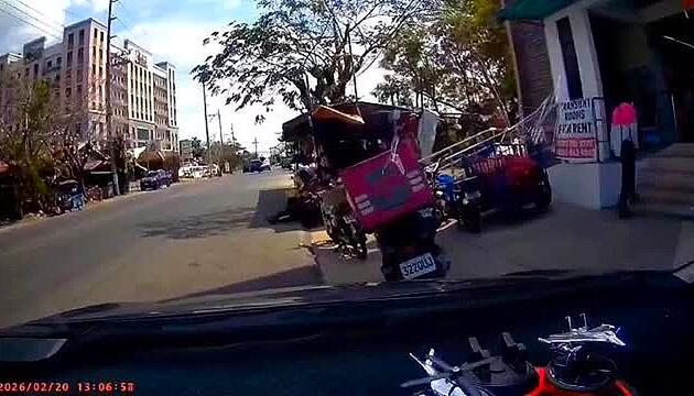 Ausser Kontrolle: Herrenloser Lkw-Reifen kracht in Auto