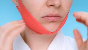 Gesichtsformungsbänder: Dermatologinnen warnen vor falschen Hoffnungen