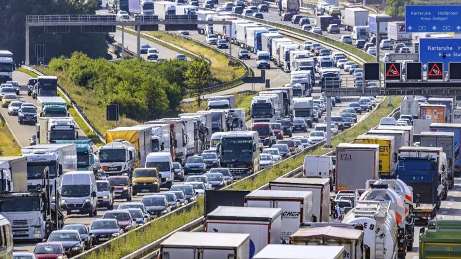 Ein Stau auf der Autobahn in Bayern.