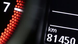 Ein Tachometer mit Kilometerstandanzeige im Pkw