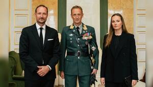 König Haakon (li.) und Kronprinzessin Ingrid Alexandra mit General Eirik Kristoffersen, dem ...