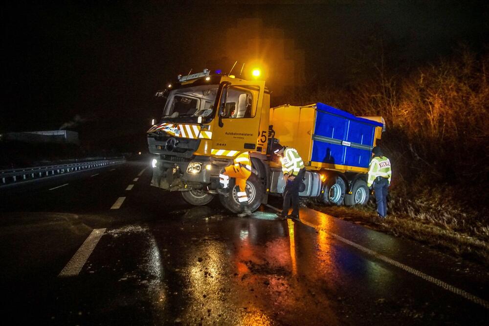 Räumfahrzeug rutscht bei Glatteis in Strassengraben