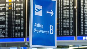 Ein Hinweisschild "Abflug" steht vor der grossen Anzeigetafel