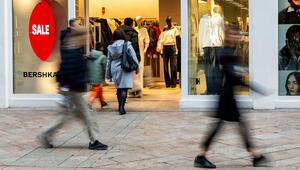 Passanten in der Schweiz beim Einkaufen