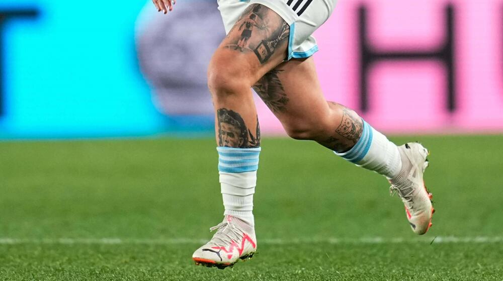 Auf dem linken Bein von Yamila Rodriguez ist eine Tattoo von Cristiano Ronaldo zu sehen.