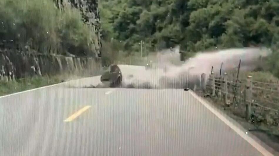 Felsbrocken stürzen auf Bergstrasse in China – Fahrer stoppen im letzten Moment