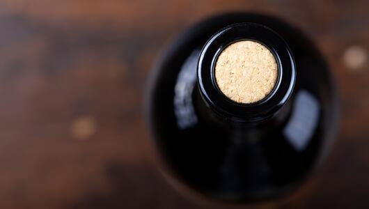 verschlossene Weinflasche mit Korken