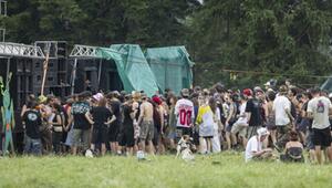 Menschen feiern bei einem Rave