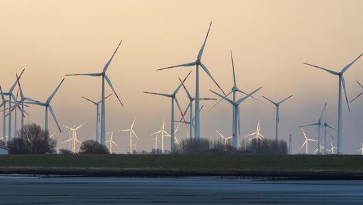 Windräder bei Wesselburenerkoog an der Eidermündung an der Nordsee
