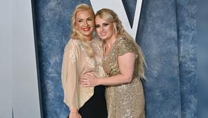 Rebel Wilson und Ramona Agruma auf dem roten Teppich.