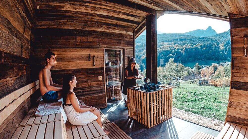 Auch die Saunahütte mit Panoramafenster im Berghotel Rehlegg bietet einen grossartigen Ausblick